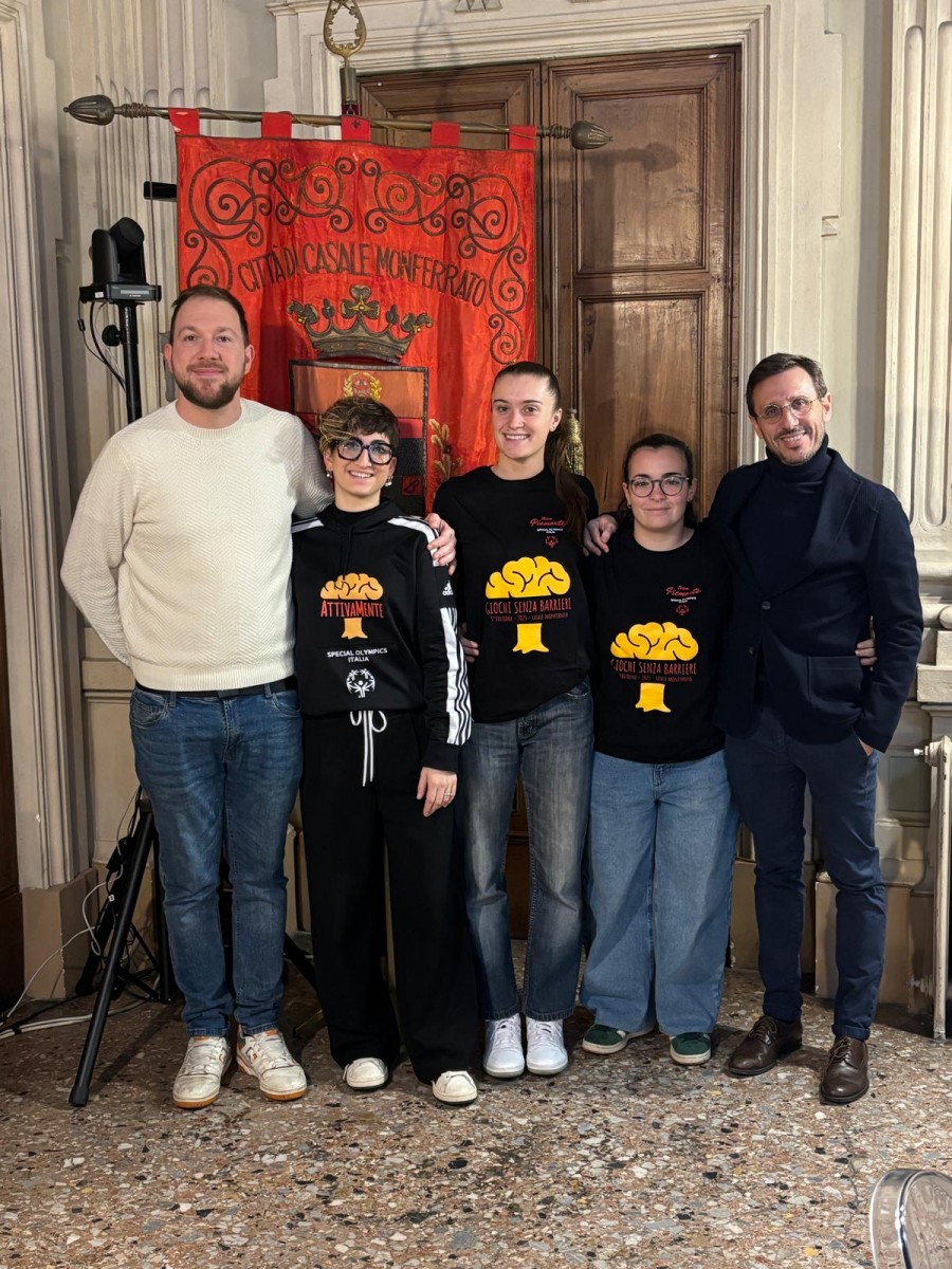 Le assegnatarie della borsa di studio, Sofia Sanzone ed Alessia Alice con il Sindaco Emanuele Capra, il Vicesindaco Luca Novelli e Greta Ghirardo, referente dei progetti extrascolastici di AttivaMente